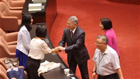 公司法三讀　經濟部長立院致謝立法院6日三讀修正公司法部分條文，賦予新創企業更大經營彈性，及更多籌資管道，友善新創環境。經濟部長沈榮津（中）也趕赴議場向委員們致謝。中央社記者孫仲達攝　107年7月6日