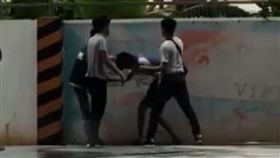 台中五權西路加油站，3男毆打中油員工。（圖／翻攝爆料公社）