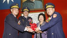高雄市警察局長交接（1）高雄市警察局新卸任局長交接典禮21日下午舉行，由高雄市長陳菊（右2）擔任主持人、警政署副署長王隆（左2）擔任監交人，高雄市警察局副局長李永癸（左）代理局長陳家欽，交接印信給新任高雄市警察局長何明洲（右）。中央社記者董俊志攝　106年9月21日