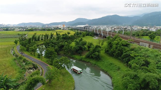 暑假玩得有深度　搭小船遊冬山舊河道