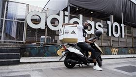 哈登當起機車快遞員。（圖／楷模公關提供）