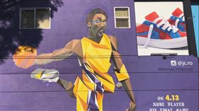 柯比畫像被貼上詹皇臉　湖迷丟鞋擊落
NBA,洛杉磯湖人,LeBron James,Kobe Bryant,推特,尊敬,忠誠
https://twitter.com/andoneperez/status/1014396722095648768