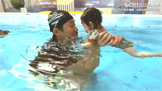 親子享受戲水樂！七步驟培養北鼻水性
