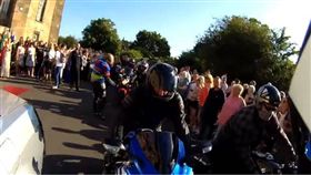 英國,霸凌,身材,毆打,重機,舞會,Chloe Robson,Bikers Against Bullies,Grant Robson　圖／翻攝自YouTube
https://goo.gl/queDHU