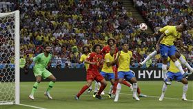 ▲Fernandinho高高跳起，卻擺了烏龍。（圖／美聯社／達志影像）