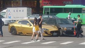 「瑞典坦克」撞上土豪金色「海神」瑪莎拉蒂（圖／翻攝自爆料公社）