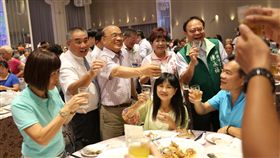 蘇貞昌出席優良茶比賽頒獎典禮民進黨新北市長參選人蘇貞昌（前左3）6日晚間出席新店區農會舉辦的春季優良茶比賽頒獎典禮活動，擔任推銷員促銷農產，受會員歡迎。（蘇貞昌辦公室提供）中央社記者黃旭昇新北傳真　107年7月6日