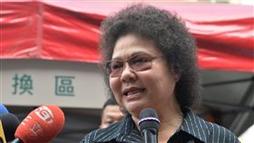 陳菊：生命只有一次　用慎重態度執行死刑總統府秘書長陳菊（前）7日上午參觀「總統府大開放－特色農產市集」。對於死刑議題，陳菊說，生命只有一次，「用慎重的態度，然後來執行死刑，大概是現在法務部的態度」，這部分都在尋求社會的共識。中央社記者孫仲達攝　107年7月7日