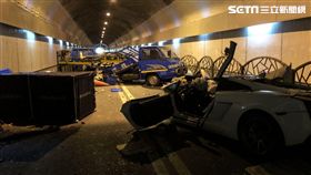 藍寶堅尼撞車，女副駕慘死車內，家屬到場找人心急如焚。（圖／翻攝畫面）
