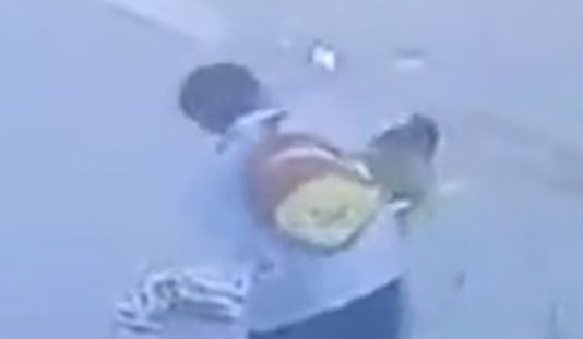 可惡！狠父當街虐打　幼童跪地失禁