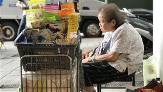 幼時遭家暴聽力受損　嬤街賣苦撐房租