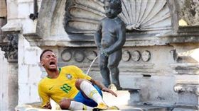 撒尿小孩也內馬爾疼痛不已。（圖／攝自克羅茲Twitter）