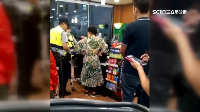 信用卡不見罵店員　婦最後在包包找到