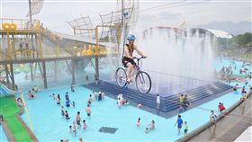 宜蘭童玩節開園　高空腳踏車吸睛2018宜蘭國際童玩藝術節7日起至8月19日在冬山河親水公園登場，今年特別推出空中腳踏車「HiBike」，遊客需穿上護具背心，才能體驗在高空中騎乘單車穿越水域。中央社記者沈如峰宜蘭縣攝　107年7月7日