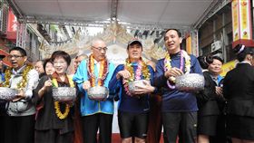 新北潑水節　馬吳朱洪前現任黨魁全到齊新北市中和區華新街15日封街舉行潑水節，新北市長朱立倫（前右起）及前總統馬英九、國民黨主席吳敦義、前任黨主席洪秀柱都到場，同台進行銀缽灑淨儀式。中央社記者王鴻國攝　107年4月15日