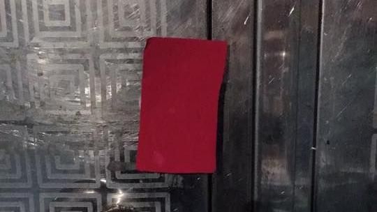門被貼紅紙！網勸不能撕　曝嚴重後果