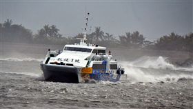 颱風影響　蘭嶼綠島10日停航受瑪莉亞颱風影響，台東船公司公告7月10日、11日台東往返蘭嶼、綠島客輪停航，基於旅客安全考量，綠島從9日上午開始疏運旅客回台東。（檔案照片）中央社記者盧太城台東攝　107年7月8日