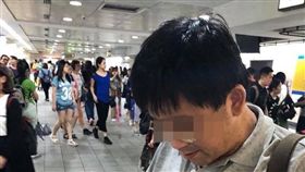 中年男子在捷運西門站偷拍短裙妹腿部照片，對方發現後要求他刪除照片，路人拍下過程後PO網（翻攝《爆料公社》）