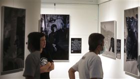 鄭南榕基金會二二八攝影展（1）鄭南榕基金會23日在台北舉辦「查某人e二二八 劉振祥攝影展」開幕式，展覽以二二八受難者遺族的女性群像為主軸，包含陳澄波妻張捷、阮朝日的女兒阮美姝、林界的女兒林黎彩等人，這幾幀女性影像的背後反映了台灣痛失一代菁英的慘痛歷史。中央社記者裴禛攝　107年6月23日