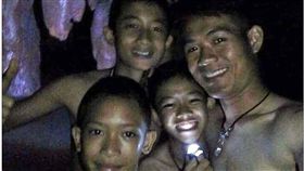 泰國足球隊13人找到了　3英人險峻洞穴「神救援」 圖／翻攝自《每日郵報》