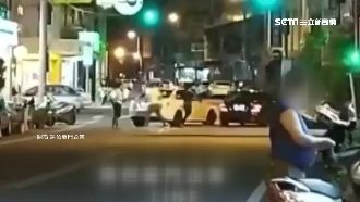 惡煞持棍猛砸車　吊嘎伯一旁淡定冷看