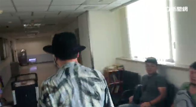 心靈大師探病兒！醫院快閃不發一語！