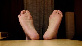 雙腳 腳底
https://www.flickr.com/photos/barkbud/4226779151/in/photolist-7rvmbB-dLWbMK-6Ws6GA-N82nD-U3kd5j-83Z4pL-69cdzP-26orj2F-VRowZA-6pypBR-J4NdN-jQ8Vc-6pCXbS-9PKWxR-6pCvB7-6pyiwZ-bQiwVD-6pCs1m-r3PQ4W-8