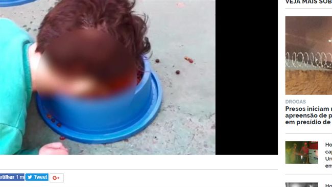 男童趴地吃狗食　冷血媽在旁錄影嘲笑