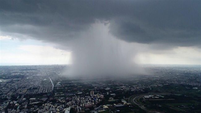天空破大洞？台南雨瀑奇景美得驚人