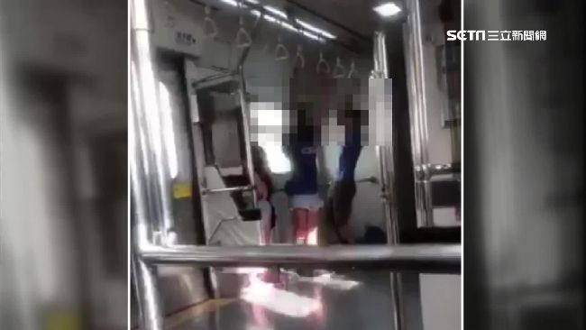 屁孩玩拉環、亂充電　區間車變遊樂場