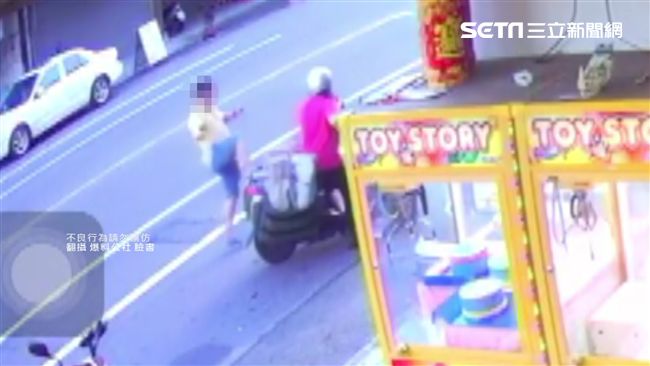 男直衝而來…下秒狠踹送報員害慘摔