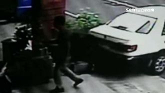 逆向開車撞花圃　駕駛看沒人竟落跑