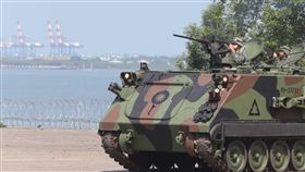 漢光34號  戰車朝淡水河口演練（1）漢光34號演習實兵操演5日進入第2天，近年多採保密的淡水河反突擊演練，國防部有限度開放媒體採訪拍攝，演訓官兵操作CM-11戰車朝著淡水河口突襲的假想敵攻擊。中央社記者徐肇昌攝  107年6月5日