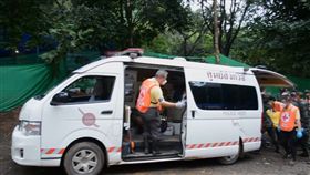 救援影片曝光！泰國足球隊受困13天（ 圖／翻攝自AP影音）