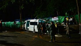 救援影片曝光！泰國足球隊受困13天（ 圖／翻攝自AP影音）