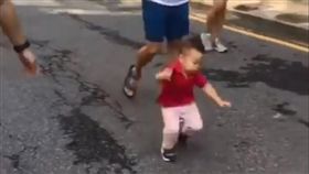 男童跌倒神反應，當皆玩起玩具車。（圖／翻攝自爆廢公社）
