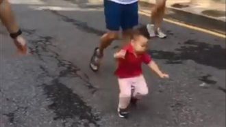 男童走路仆街　下一秒神反應化解尷尬