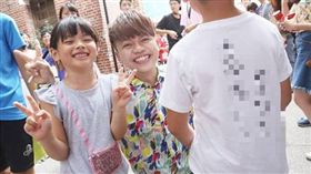 小粉絲巧遇蔡阿嘎求簽名　阿嘎在他背上寫了這首歌（圖／翻攝自蔡阿嘎IG）蔡阿嘎,簽名,十周年特展,聽媽媽的話