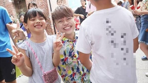 遇小粉絲求簽名！蔡阿嘎這樣做被笑翻
