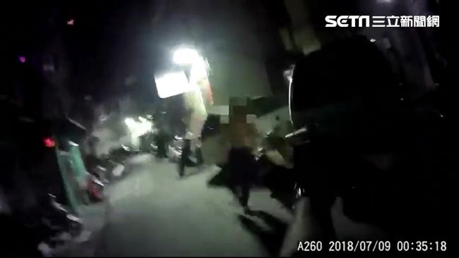 通緝犯拒檢砍警遭開槍制伏　畫面曝光