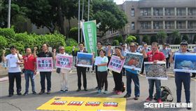 反深澳燃媒電廠自救會、在地居民及環保團體9日到行政院大門口陳情並遞狀提起訴願。（圖／記者盧素梅攝）