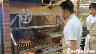 一星主廚揮團扇　燒烤出原始牛排滋味