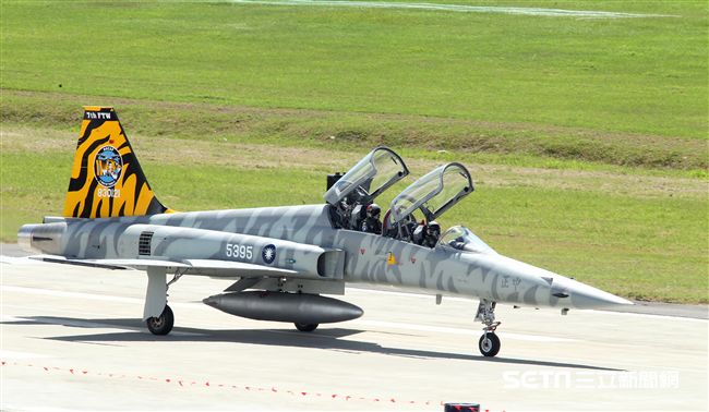 F-5虎斑彩繪機 記者邱榮吉攝