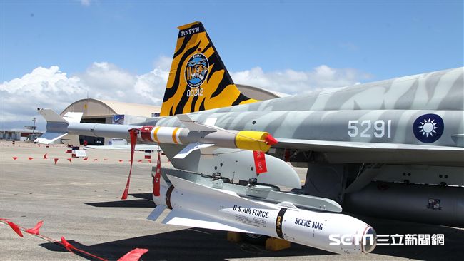 F-5虎斑彩繪機 記者邱榮吉攝