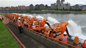 颱風瑪莉亞逼近台灣，氣象局最快今（9）天下午發布海上颱風警報，預估今天午夜前後可能發布陸上颱風警報，北市水利處表示，今天傍晚到晚上可能啟動疏散門「只出不進」管制措施，請民眾隨時注意接收水情訊息，也呼籲民眾開始做好防颱準備自主防災。
圖／北市水利處
