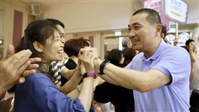 侯友宜出席婦幼關懷協會餐會受歡迎國民黨提名新北市長參選人侯友宜（前右）7日中午出席汐止區婦幼關懷協會餐會，受到現場與會民眾熱烈歡迎。（侯友宜競選辦公室提供）中央社記者黃旭昇新北市傳真　107年7月7日