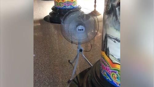 她到廟裡納涼　驚見無插電風扇自轉