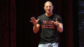 蔣友柏談文創　聽眾好奇他怎樣健身蔣家第四代蔣友柏22日在寧波演講，聽眾問他如何健身、如何教小孩、如何面對死亡。談及文創時，蔣友柏直言，文化、創意是不同產業，被合併成文創太簡單，好比馬加桶就是馬桶。中央社記者陳家倫寧波攝　106年9月22日