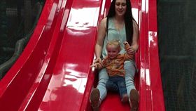 英國母親基特莉（Shona Keetley）帶1歲半的兒子喬治（George）到公園玩溜滑梯，男童右腿當場被折斷。（圖／翻攝自推特）