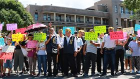 憂光電搶租魚塭種電  七股漁民北上政院陳情台南七股漁民9日北上行政院陳情並提交陳情書，盼政府建立合理的漁電共生分配比例，確保漁業生產環境。中央社實習記者李雨莘攝  107年7月9日